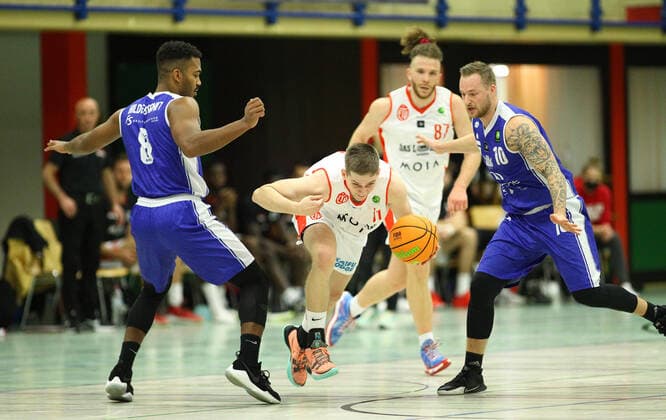 Basketball, Saison 2021 2002, ProB Nord BARMER 2. Basketball Bundesliga, Fünfter Spieltag, ETV Hamburg - RSV Eintracht Stahnsdorf (73:82 nach Verlängerung). Yannick Hildebrandt (RSV, l.), Marcel Hoppe (ETV, M.), Sebastian Fülle (RSV). Wandsbek Hamburg