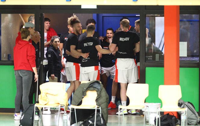 Basketball, Saison 2021 2002, ProB Nord BARMER 2. Basketball Bundesliga, Fünfter Spieltag, ETV Hamburg - RSV Eintracht Stahnsdorf (73:82 nach Verlängerung). Die Spieler des ETV stimmen sich vor dem Einlaufen im Mannschaftskreis auf das Spiel ein. Wandsbek Hamburg