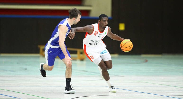Basketball, Saison 2021 2002, ProB Nord BARMER 2. Basketball Bundesliga, Fünfter Spieltag, ETV Hamburg - RSV Eintracht Stahnsdorf (73:82 nach Verlängerung). Jordan Müller (RSV, l.), Karl Dia. Wandsbek Hamburg
