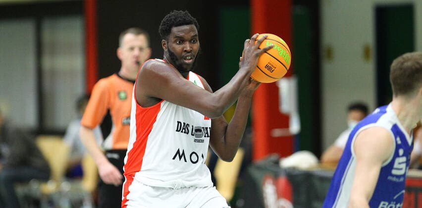 Basketball, Saison 2021 2002, ProB Nord BARMER 2. Basketball Bundesliga, Fünfter Spieltag, ETV Hamburg - RSV Eintracht Stahnsdorf (73:82 nach Verlängerung). Mayika Lungongo (ETV). Wandsbek Hamburg