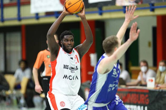 Basketball, Saison 2021 2002, ProB Nord BARMER 2. Basketball Bundesliga, Fünfter Spieltag, ETV Hamburg - RSV Eintracht Stahnsdorf (73:82 nach Verlängerung). Mayika Lungongo (ETV). Wandsbek Hamburg
