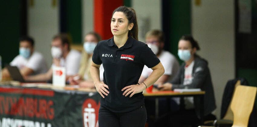Basketball, Saison 2021 2002, ProB Nord BARMER 2. Basketball Bundesliga, Fünfter Spieltag, ETV Hamburg - RSV Eintracht Stahnsdorf (73:82 nach Verlängerung). ETV-Trainerin Sükran Gencay. Wandsbek Hamburg