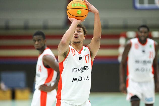 Basketball, Saison 2021 2002, ProB Nord BARMER 2. Basketball Bundesliga, Fünfter Spieltag, ETV Hamburg - RSV Eintracht Stahnsdorf (73:82 nach Verlängerung). Mubarak Salami (ETV) beim Freiwurf. Wandsbek Hamburg
