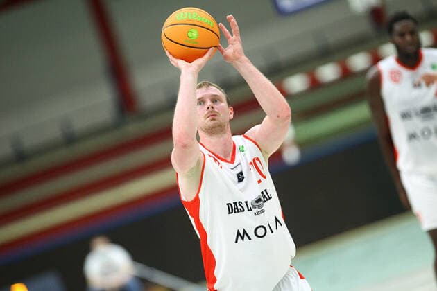 Basketball, Saison 2021 2002, ProB Nord BARMER 2. Basketball Bundesliga, Fünfter Spieltag, ETV Hamburg - RSV Eintracht Stahnsdorf (73:82 nach Verlängerung). Vladimir Migunov (ETV) beim Freiwurf. Wandsbek Hamburg