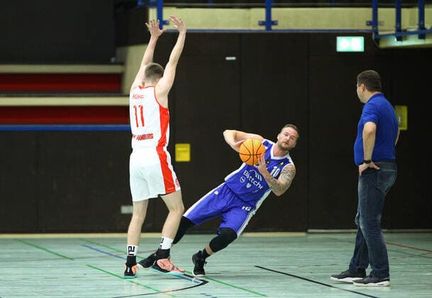 Basketball, Saison 2021 2002, ProB Nord BARMER 2. Basketball Bundesliga, Fünfter Spieltag, ETV Hamburg - RSV Eintracht Stahnsdorf (73:82 nach Verlängerung). Marcel Hoppe (ETV, l.), Sebastian Fülle (RSV, M.) und RSV-Coach Vladimir Pastushenko. Wandsbek Hamburg