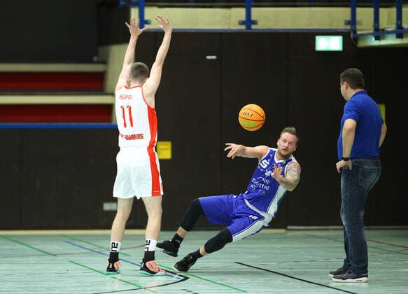 Basketball, Saison 2021 2002, ProB Nord BARMER 2. Basketball Bundesliga, Fünfter Spieltag, ETV Hamburg - RSV Eintracht Stahnsdorf (73:82 nach Verlängerung). Marcel Hoppe (ETV, l.), Sebastian Fülle (RSV, M.) und RSV-Coach Vladimir Pastushenko. Wandsbek Hamburg