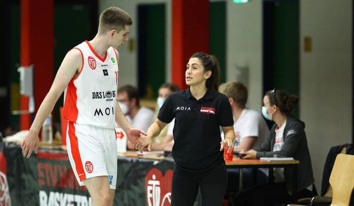 Basketball, Saison 2021 2002, ProB Nord BARMER 2. Basketball Bundesliga, Fünfter Spieltag, ETV Hamburg - RSV Eintracht Stahnsdorf (73:82 nach Verlängerung). Marcel Hoppe (ETV) wird von Trainerin Sükran Gencay ausgewechselt. Wandsbek Hamburg