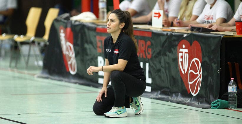 Basketball, Saison 2021 2002, ProB Nord BARMER 2. Basketball Bundesliga, Fünfter Spieltag, ETV Hamburg - RSV Eintracht Stahnsdorf (73:82 nach Verlängerung). ETV-Trainerin Sükran Gencay. Wandsbek Hamburg