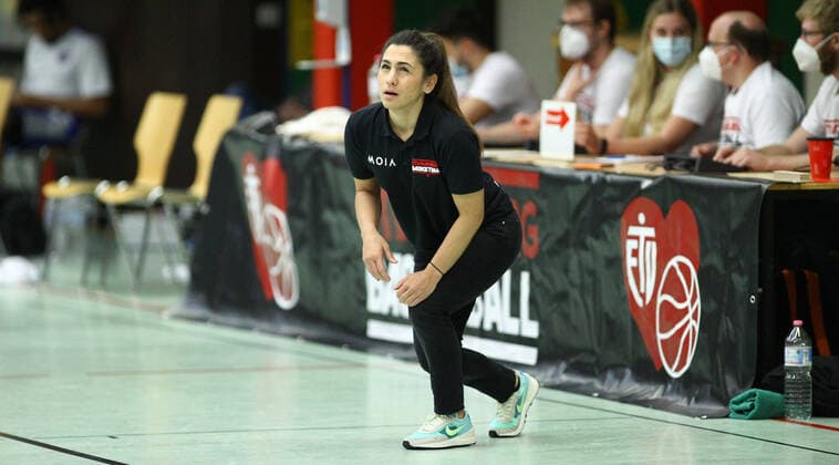 Basketball, Saison 2021 2002, ProB Nord BARMER 2. Basketball Bundesliga, Fünfter Spieltag, ETV Hamburg - RSV Eintracht Stahnsdorf (73:82 nach Verlängerung). ETV-Trainerin Sükran Gencay. Wandsbek Hamburg