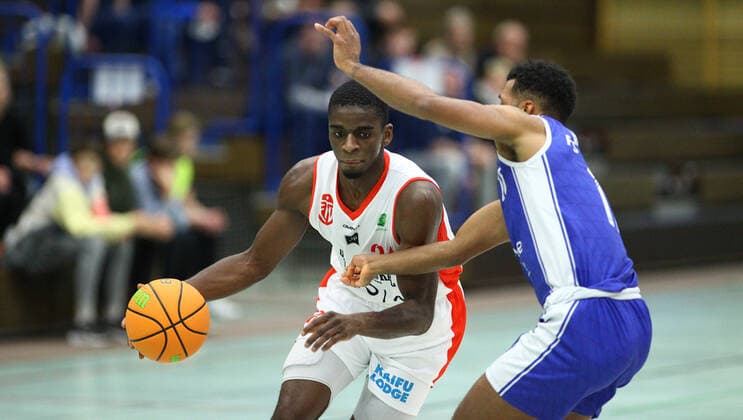 Basketball, Saison 2021 2002, ProB Nord BARMER 2. Basketball Bundesliga, Fünfter Spieltag, ETV Hamburg - RSV Eintracht Stahnsdorf (73:82 nach Verlängerung). Karl Dia (ETV, l.), Alexander Giese. Wandsbek Hamburg