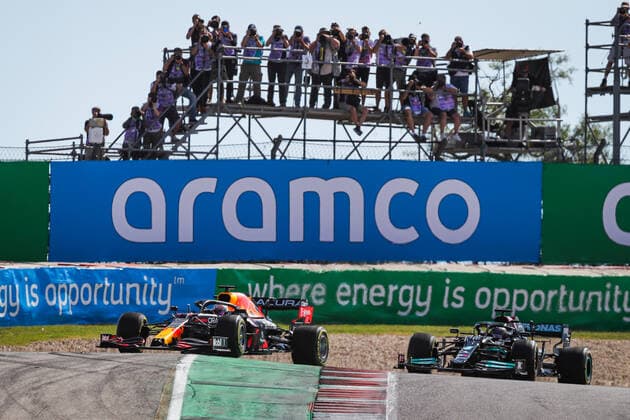 Start of the race: HAMILTON Lewis (gbr), Mercedes AMG F1 GP W12 E Performance, VERSTAPPEN Max (ned), Red Bull Racing Honda RB16B, action during the Formula 1 Aramco United States Grand Prix 2021, 17th round of the 2021 FIA Formula One World Championship, WM, Weltmeisterschaft from October 21 to 24, 2021 on the Circuit of the Americas, in Austin, Texas, United States of American - F1 - UNITED STATES GRAND PRIX 2021 - RACE DPPI Panoramic 20211024_GOODEN_FGO09151