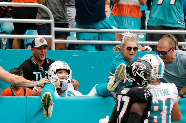 Sport Themen der Woche KW42 Sport Bilder des Tages MIAMI GARDENS, FL - OCTOBER 24: Miami Dolphins tight end Mike Gesicki (88) falls while celebrating a touchdown during the game between the Atlanta Falcons and the Miami Dolphins on October 24, 2021 at Hard Rock Stadium in Miami Gardens, Fl. (Photo by David Rosenblum Icon Sportswire) NFL, American Football Herren, USA OCT 24 Falcons at Dolphins Icon21102452397