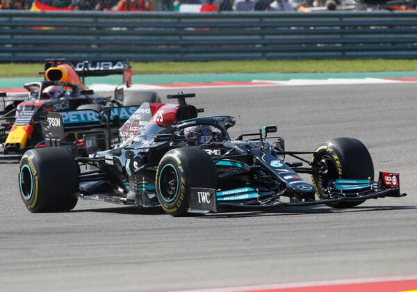 AUSTIN, TX - OCTOBER 24: Mercedes-AMG Petronas driver Lewis Hamilton (44) (GBR) leads Red Bull Racing Honda driver Max Verstappen (33) (NED) during the F1 Aramco United States Grand Prix on October 24, 2021 at the Circuit of the Americas in Austin, TX. (Photo by Adam Davis Icon Sportswire) AUTO: OCT 24 F1 - Aramco United States Grand Prix Icon2110247551