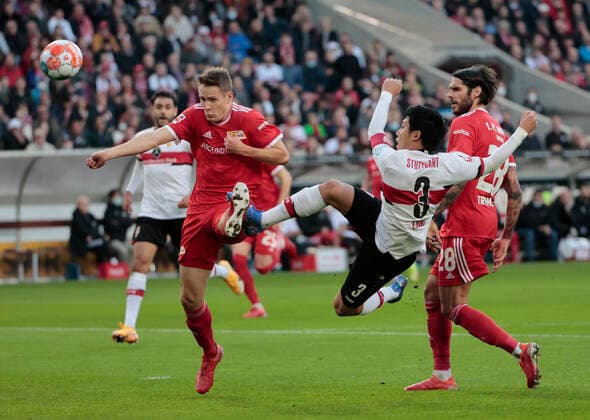Sport Themen der Woche KW42 Sport Bilder des Tages 24.10.2021, 1. Bundesliga, VfB Stuttgart vs Union Berlin, Mercedes Benz Arena Stuttgart, Fussball, im Bild: Paul Jaeckel (Union Berlin), Wataru Endo (VfB Stuttgart), Christopher Trimmel (Union Berlin) *** 24 10 2021, 1 Bundesliga, VfB Stuttgart vs Union Berlin, Mercedes Benz Arena Stuttgart, Football, Sport im Bild Paul Jaeckel Union Berlin , Wataru Endo VfB Stuttgart , Christopher Trimmel Union Berlin