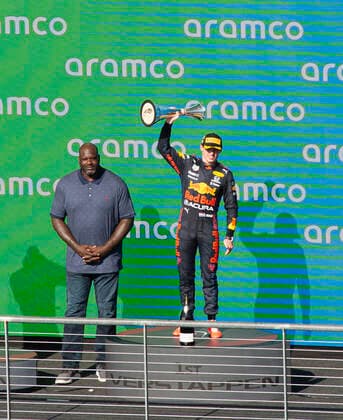 October 24, 2021, Austin, Texas, U.S: 33 MAX VERSTAPPEN showing off his 1st place trophy with Shaquille ONeal looking on. Austin U.S. - ZUMAm147 20211024_zap_m147_011 Copyright: xHossxMcBainx