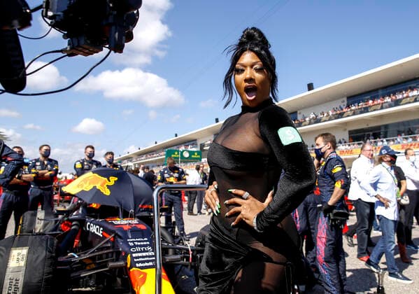 Sport Bilder des Tages starting grid, grille de depart, Singer Megan Thee Stallion during the Formula 1 Aramco United States Grand Prix 2021, 17th round of the 2021 FIA Formula One World Championship, WM, Weltmeisterschaft from October 21 to 24, 2021 on the Circuit of the Americas, in Austin, Texas, United States of American - F1 - UNITED STATES GRAND PRIX 2021 - RACE DPPI Panoramic  00121036_F12021GP17USA_JK201571