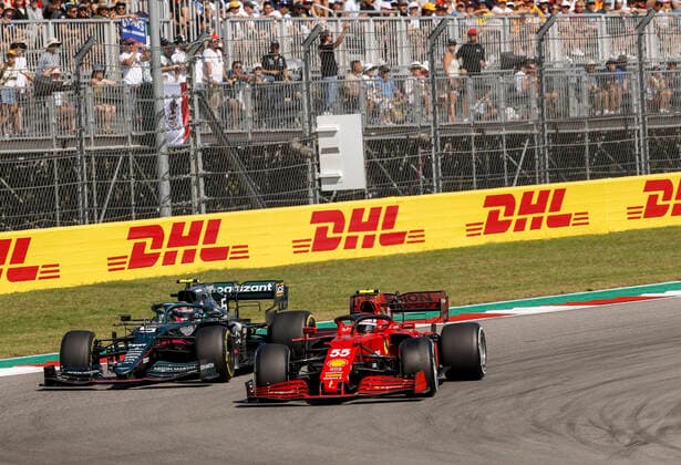 55 SAINZ Carlos (spa), Scuderia Ferrari SF21, 05 VETTEL Sebastian (ger), Aston Martin F1 AMR21, action during the Formula 1 Aramco United States Grand Prix 2021, 17th round of the 2021 FIA Formula One World Championship, WM, Weltmeisterschaft from October 21 to 24, 2021 on the Circuit of the Americas, in Austin, Texas, United States of American - F1 - UNITED STATES GRAND PRIX 2021 - RACE DPPI Panoramic 00121036_F12021GP17USA_JK202179