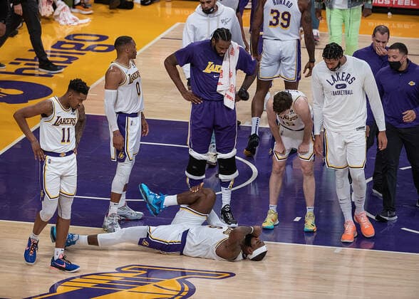 October 24, 2021, Los Angeles, California, USA: Teammates of LeBron James 6 of the Los Angeles Lakers look after him as he holds his knee after a fall during their regular season NBA, Basketball Herren, USA game with the Memphis Grizzlies on Sunday October 24, 2021 at the Staples Center in Los Angeles, California. PI Los Angeles USA - ZUMAp124 20211024_zaa_p124_004 Copyright: xJAVIERxROJASx