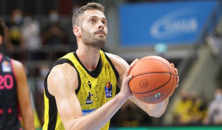 Ludwigsburg , Basketball easycredit BBL Bundesliga . MHP Riesen Ludwigsburg vs. Telekom Baskets Bonn , Jonas Wohlfarth-Bottermann ( Riesen )