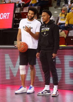 Ludwigsburg , Basketball easycredit BBL Bundesliga . MHP Riesen Ludwigsburg vs. Telekom Baskets Bonn , von links: Yoeli Childs James Woodard ( Riesen )