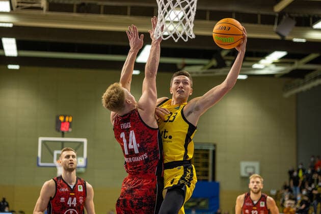 Luis Elias Figge (Bayer Giants Leverkusen, 14) Ryan Mikesell (Tigers Tuebingen, 33)¨¨¨Tigers Tübingen vs. Bayer Giants Leverkusen, 2. Basketball, Bundesliga, Pro A, Barmer 2 Basketball, Spieltag 6, Spielzeit 2021 2022, 24.10.2021, ¨¨ Tigers Tübingen - Bayer Giants Leverkusen, Basketball, 2. Bundesliga, Barmer 2 Basketball, Spieltag 6, Spielzeit 2020 2021, 24.10.2021 Rottenburg am Neckar Copyright: xNinaxSander xEibnerxPressefotoxIx EP_NSR