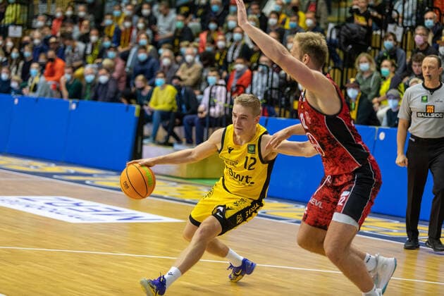 Aatu Kivimaeki (Tigers Tuebingen, 12) Melvin Jostmann (Bayer Giants Leverkusen, 12)¨¨¨Tigers Tübingen vs. Bayer Giants Leverkusen, 2. Basketball, Bundesliga, Pro A, Barmer 2 Basketball, Spieltag 6, Spielzeit 2021 2022, 24.10.2021, ¨¨ Tigers Tübingen - Bayer Giants Leverkusen, Basketball, 2. Bundesliga, Barmer 2 Basketball, Spieltag 6, Spielzeit 2020 2021, 24.10.2021 Rottenburg am Neckar Copyright: xNinaxSander xEibnerxPressefotoxIx EP_NSR