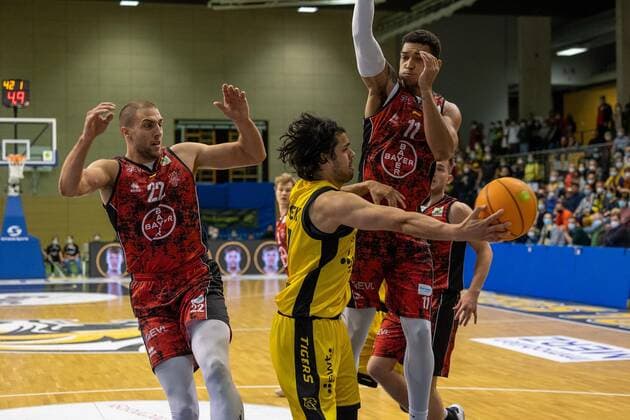 Dennis Heinzmann (Bayer Giants Leverkusen, 22) Erol Ersek (Tigers Tuebingen, 11) Ferenc Gille (Bayer Giants Leverkusen, 11)¨¨¨Tigers Tübingen vs. Bayer Giants Leverkusen, 2. Basketball, Bundesliga, Pro A, Barmer 2 Basketball, Spieltag 6, Spielzeit 2021 2022, 24.10.2021, ¨¨ Tigers Tübingen - Bayer Giants Leverkusen, Basketball, 2. Bundesliga, Barmer 2 Basketball, Spieltag 6, Spielzeit 2020 2021, 24.10.2021 Rottenburg am Neckar Copyright: xNinaxSander xEibnerxPressefotoxIx EP_NSR
