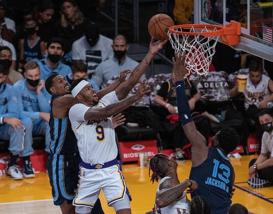 October 24, 2021, Los Angeles, California, USA: Kent Bazemore 9 of the Los Angeles Lakers puts up a layup during their regular season NBA, Basketball Herren, USA game with the Memphis Grizzlies on Sunday October 24, 2021 at the Staples Center in Los Angeles, California. Lakers defeat Grizzlies, 121-118. PI Los Angeles USA - ZUMAp124 20211024_zaa_p124_016 Copyright: xJAVIERxROJASx