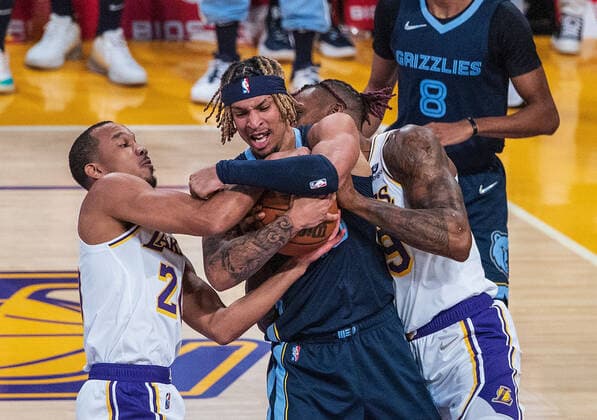 Sport Bilder des Tages October 24, 2021, Los Angeles, California, USA: Avery Bradley 20 and Dwight Howard 39 of the Los Angeles Lakers try to get the ball from Brandon Clarke 15 of the Memphis Grizzlies during their regular season NBA, Basketball Herren, USA game on Sunday October 24, 2021 at the Staples Center in Los Angeles, California. Lakers defeat Grizzlies, 121-118. PI Los Angeles USA - ZUMAp124 20211024_zaa_p124_022 Copyright: xJAVIERxROJASx