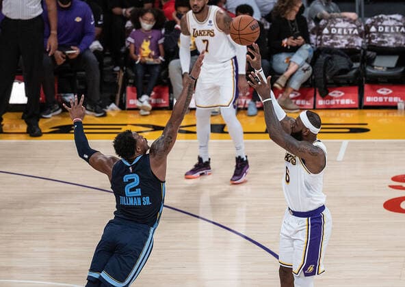 October 24, 2021, Los Angeles, California, USA: LeBron James 6 of the Los Angeles Lakers puts up a shot over Xavier Tillman 2 of the Memphis Grizzlies during their regular season NBA, Basketball Herren, USA game on Sunday October 24, 2021 at the Staples Center in Los Angeles, California. Lakers defeat Grizzlies, 121-118. PI Los Angeles USA - ZUMAp124 20211024_zaa_p124_024 Copyright: xJAVIERxROJASx