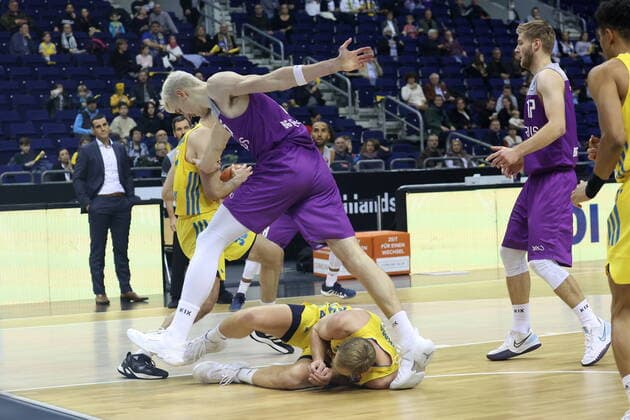 DEU, BBL, ALBA vs. Goettingen, 24.10.2021, Mercedes-Benz-Arena, Berlin, DEU, BBL, ALBA vs. Goettingen, im Bild Luke Sikma (ALBA Berlin 43), Yovel Zoosman (ALBA Berlin 50), Philipp Hartwich (Goettingen 15), Mathis Moenninghoff (Goettingen 17)