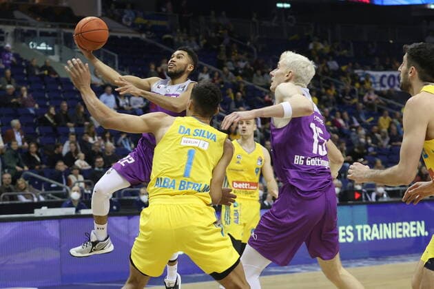 DEU, BBL, ALBA vs. Goettingen, 24.10.2021, Mercedes-Benz-Arena, Berlin, DEU, BBL, ALBA vs. Goettingen, im Bild da Silva (ALBA Berlin 1), Stephen Brown Jr. (Goettingen 22), Philipp Hartwich (Goettingen 15)