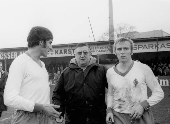 DFB Pokal: Fortuna Düsseldorf - SV Werder Bremen 3:1 n.V. 12.12.1970. Trainer Robert Gebhardt (Werder) mit Bernd Lorenz (li.) und Werner Görts in der Verlängerungspause. Nur fuer journalistische Zwecke! Only for editorial use! *** DFB Pokal Fortuna Düsseldorf SV Werder Bremen 3 1 n V 12 12 1970 Coach Robert Gebhardt Werder with Bernd Lorenz li and Werner Görts in the extra time Only for journalistic use Only for editorial use HM