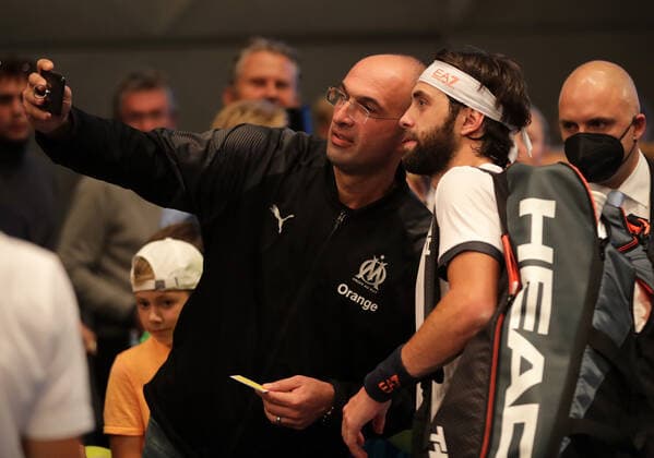 TENNIS - ATP, Tennis Herren Erste Bank Open VIENNA,AUSTRIA,25.OCT.21 - TENNIS - ATP World Tour, Erste Bank Open. Image shows Nikoloz Basilashvili (GEO) and a fan.  GEPAxpictures xWalterxLuger
