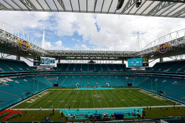 MIAMI GARDENS, FL - OCTOBER 24: A general view of the field during the game between the Atlanta Falcons and the Miami Dolphins on October 24, 2021 at Hard Rock Stadium in Miami Gardens, Fl. (Photo by David Rosenblum Icon Sportswire) NFL, American Football Herren, USA OCT 24 Falcons at Dolphins Icon21102445369