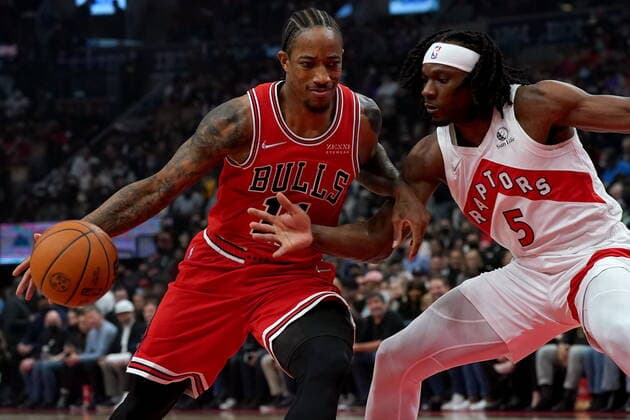October 25, 2021, Toronto, on, Canada: Chicago Bulls forward DeMar DeRozan (11) drives to the net as Toronto Raptors forward Precious Achiuwa (5) defends during first half NBA, Basketball Herren, USA basketball action in Toronto, Monday, Oct. 25, 2021. Canada News - October 25, 2021  - ZUMAc35_ 20211025_zaf_c35_074 Copyright: xNathanxDenettex
