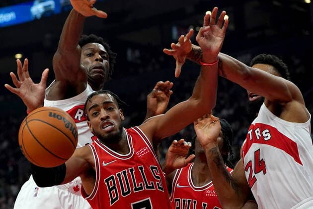 October 25, 2021, Toronto, on, Canada: Chicago Bulls forward Troy Brown Jr. (7), Toronto Raptors forward OG Anunoby (3) and teammate Khem Birch (24) vie for control of a loose ball during first half NBA, Basketball Herren, USA basketball action in Toronto, Monday, Oct. 25, 2021. Canada News - October 25, 2021  - ZUMAc35_ 20211025_zaf_c35_078 Copyright: xNathanxDenettex