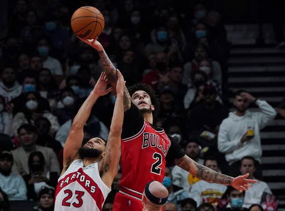 October 25, 2021, Toronto, on, Canada: Toronto Raptors guard Fred VanVleet (23) battles for the ball against Chicago Bulls guard Lonzo Ball (2) as Bulls guard Alex Caruso (6) looks on during first half NBA, Basketball Herren, USA basketball action in Toronto, Monday, Oct. 25, 2021. Canada News - October 25, 2021  - ZUMAc35_ 20211025_zaf_c35_092 Copyright: xNathanxDenettex