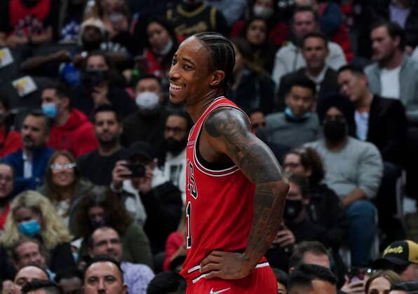 October 25, 2021, Toronto, on, Canada: Chicago Bulls forward DeMar DeRozan (11) smiles on the court during first half NBA, Basketball Herren, USA basketball action against the Toronto Raptors, in Toronto, Monday, Oct. 25, 2021. Canada News - October 25, 2021  - ZUMAc35_ 20211025_zaf_c35_093 Copyright: xNathanxDenettex