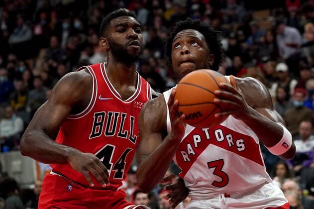 October 25, 2021, Toronto, on, Canada: Toronto Raptors forward OG Anunoby (3) drives to the net as Chicago Bulls forward Patrick Williams (44) looks on during second half NBA, Basketball Herren, USA basketball action in Toronto, Monday, Oct. 25, 2021. Canada News - October 25, 2021  - ZUMAc35_ 20211025_zaf_c35_095 Copyright: xNathanxDenettex