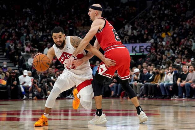 October 25, 2021, Toronto, on, Canada: Toronto Raptors guard Fred VanVleet (23) drives past Chicago Bulls guard Alex Caruso (6) during second half NBA, Basketball Herren, USA basketball action in Toronto, Monday, Oct. 25, 2021. Canada News - October 25, 2021  - ZUMAc35_ 20211025_zaf_c35_107 Copyright: xNathanxDenettex