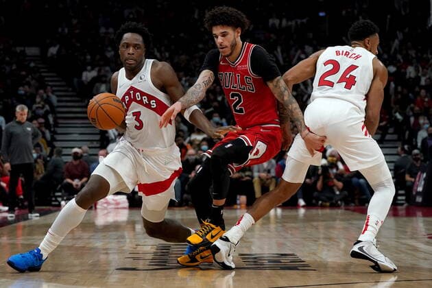 October 25, 2021, Toronto, on, Canada: Toronto Raptors forward OG Anunoby (3) drives around Chicago Bulls guard Lonzo Ball (2) as Raptors centre Khem Birch (24) blocks a path during second half NBA, Basketball Herren, USA basketball action in Toronto, Monday, Oct. 25, 2021. Canada News - October 25, 2021  - ZUMAc35_ 20211025_zaf_c35_110 Copyright: xNathanxDenettex