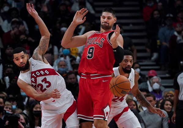 October 25, 2021, Toronto, on, Canada: Toronto Raptors guard Fred VanVleet (23) strips the ball from Chicago Bulls centre Nikola Vucevic (9) during second half NBA, Basketball Herren, USA basketball action in Toronto, Monday, Oct. 25, 2021. Canada News - October 25, 2021  - ZUMAc35_ 20211025_zaf_c35_118 Copyright: xNathanxDenettex