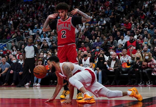 October 25, 2021, Toronto, on, Canada: Toronto Raptors guard Fred VanVleet (23) slips and falls but regains the ball back against Chicago Bulls guard Lonzo Ball (2) during second half NBA, Basketball Herren, USA basketball action in Toronto, Monday, Oct. 25, 2021. Canada News - October 25, 2021  - ZUMAc35_ 20211025_zaf_c35_120 Copyright: xNathanxDenettex