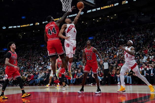 October 25, 2021, Toronto, on, Canada: Toronto Raptors forward Scottie Barnes (4) scores a basket past Chicago Bulls forward Patrick Williams (44) during second half NBA, Basketball Herren, USA basketball action in Toronto, Monday, Oct. 25, 2021. Canada News - October 25, 2021  - ZUMAc35_ 20211025_zaf_c35_121 Copyright: xNathanxDenettex