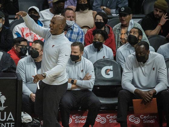 October 25, 2021, Los Angeles, California, USA: Head coach, Chauncey Billups of the Portland Trail Blazers gives instructions during their NBA, Basketball Herren, USA game with the Los Angeles Clippers on Monday October 25, 2021 at the Staples Center in Los Angeles, California. Clippers defeats Trail Blazers, 116-86. PI Los Angeles USA - ZUMAp124 20211025_zaa_p124_005 Copyright: xJAVIERxROJASx