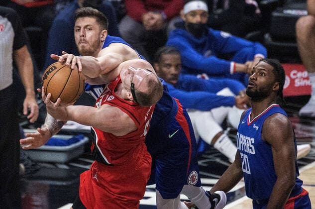 Sport Bilder des Tages October 25, 2021, Los Angeles, California, USA: Isaiah Hartenstein 55 of the Los Angeles Clippers blocks a shot by Cody Zeller 40 of the Portland Trail Blazers during their NBA, Basketball Herren, USA game on Monday October 25, 2021 at the Staples Center in Los Angeles, California. Clippers defeats Trail Blazers, 116-86. PI Los Angeles USA - ZUMAp124 20211025_zaa_p124_007 Copyright: xJAVIERxROJASx