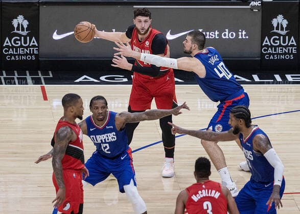 October 25, 2021, Los Angeles, California, USA: Jusuf Nurkic 27 of the Portland Trail Blazers looks to pass the ball while being defended by Ivica Zubac 40 of the Los Angeles Clippers during their NBA, Basketball Herren, USA game on Monday October 25, 2021 at the Staples Center in Los Angeles, California. Clippers defeats Trail Blazers, 116-86. PI Los Angeles USA - ZUMAp124 20211025_zaa_p124_026 Copyright: xJAVIERxROJASx