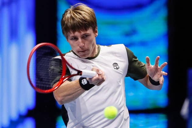 ATP, Tennis Herren St. Petersburg Open 2021 International Tennis Tournament Ilya Ivashka of Belarus returns the ball to Laslo Djere of Serbia during the men s singles Round of 32 tennis match of the ATP 250 St. Petersburg Open 2021 International Tennis Tournament at the Sibur Arena on October 26, 2021 in Saint Petersburg, Russia. Saint Petersburg Russia  Copyright: xMikexKireevx kireev-notitle211026_npFiK