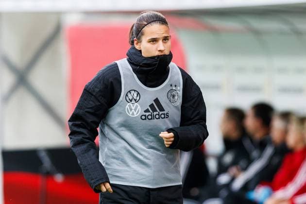 Dzsenifer Marozsan (GER, 10) beim Warmlaufen, 26.10.2021, Essen (Deutschland), Fussball, Frauen, Länderspiel, Deutschland - Israel, DFB DFL REGULATIONS PROHIBIT ANY USE OF PHOTOGRAPHS AS IMAGE SEQUENCES AND OR QUASI-VIDEO.